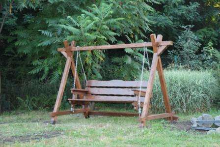 Сиденье качелей делают из деревянных брусьев и досок. Столбы нужны для того, чтобы на них подвешивать конструкцию