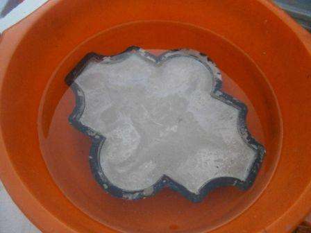 Чтобы вынуть плитку из формочек, ее следует опустить в теплую воду (80 градусов) на несколько секунд