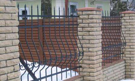 ограда из декоративного кирпича