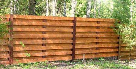 Забор из дерева чаще всего встречается вокруг дачных участков, потому как стоимость такого материала самая низкая