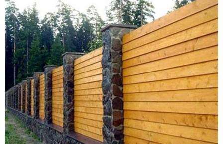 сплошная деревянная ограда