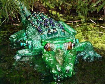 крокодил их пластиковых бутылок