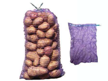 Картофель можно хранить не только насыпью в погребе, но и в сетках.