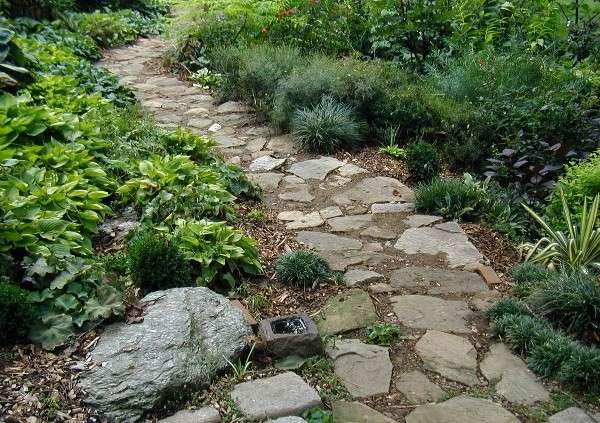 Если камней достаточное количество, из них можно сделать очень романтические дорожки в своем саду или в огороде.