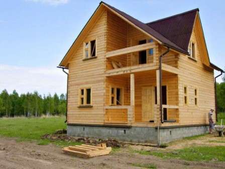 Постройка частного дома своими руками достаточно затратная задумка. Дом из деревянного бруса может обойтись в 400-600 тысяч рублей. 