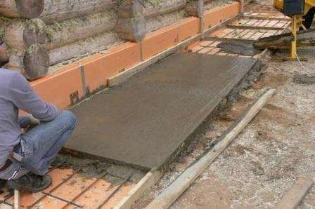 При сооружении отмостки, рекомендуется закончить все работы до наступления заморозков, чтобы конструкция могла качественно застыть (если это бетон) и усесться. 
