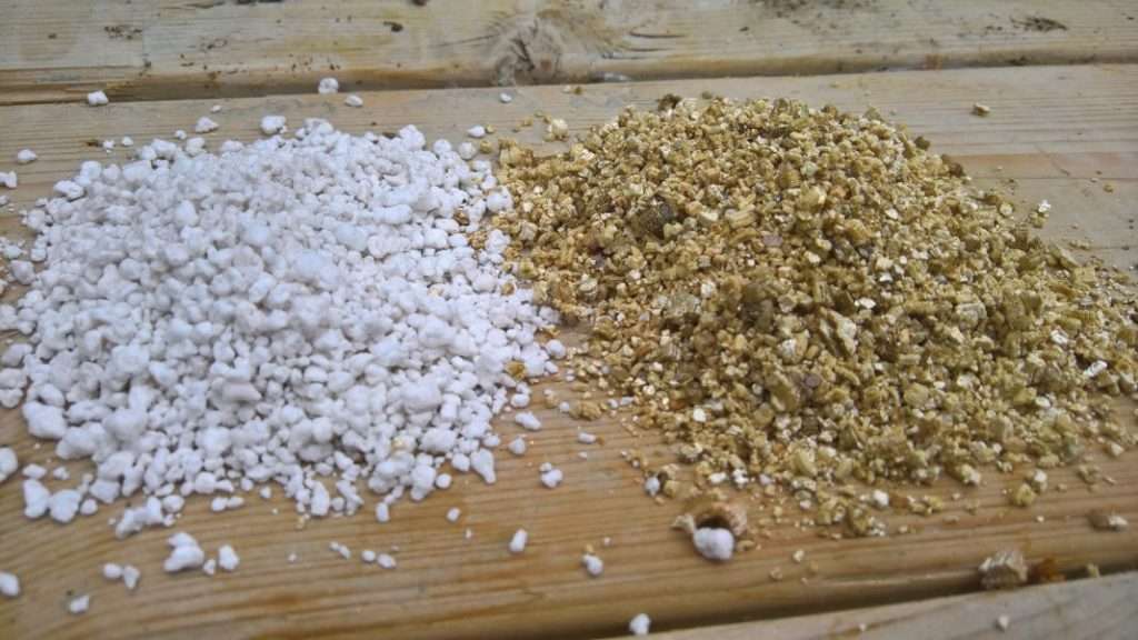 Перлит и вермикулит - компоненты почвосмеси для рассады
